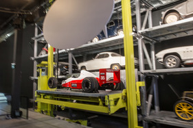 Einzug der Museums-Fahrzeuge der Monteverdi-Sammlung im Verkehrshaus Luzern - ... und einmal mehr fährt der Lift mit wertvoller Fracht empor