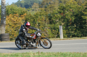Einzylinder-Motorad beim Angasen - Memorial Bergrennen Opfertshofen "Rendezvous am Kleinen Klausen" 2021