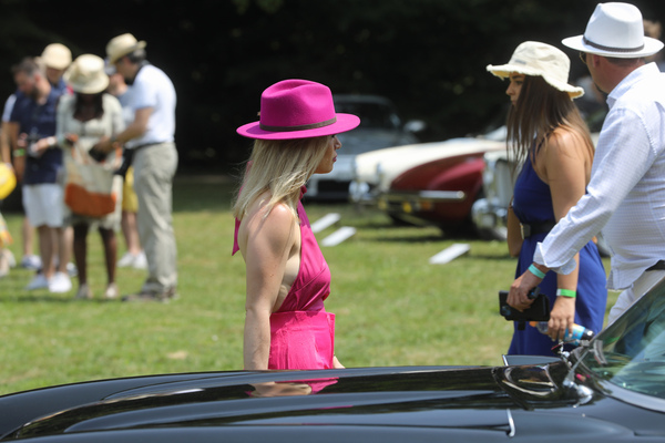 Elegant gekleidete Damen zu den eleganten Autos - Concours d'Elégance Suisse Château Coppet 2023