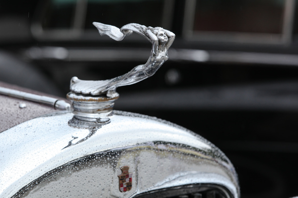 Elegante Kühlerfigur auf dem Vorkriegs-Cadillac - Dolder Classics September 2015