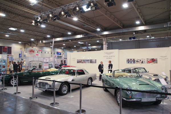 Elegante Sportwagen von Aston Martin warten auf neue Besitzer (Techno Classica 2017)