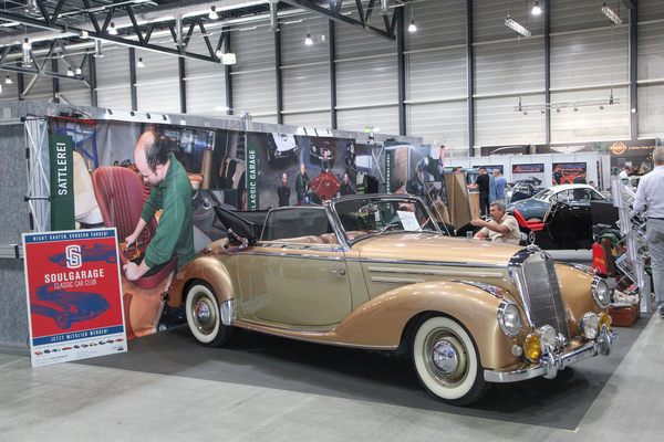Eleganter Mercedes-Benz 300 auf dem Stand des Panthon Muttenz - Swiss Classic World Luzern 2021