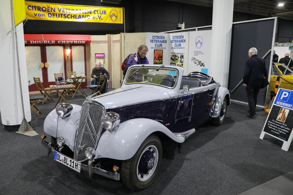 Elegantes Citroën Traction Avant Cabriolet auf dem Clubstand - Bremen Classic Motorshow 2023