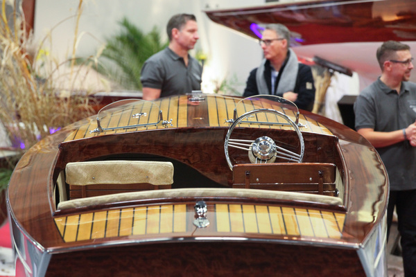 Elegantes Holz-Motorboot - Motorworld Classics Berlin 2019