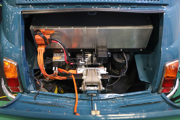 Elektrifizierter Fiat 500 (Nuova) - Rétromobile Paris 2024