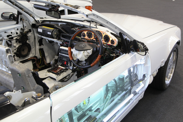 Bild: Elektronik und komplexe Technik im Mercedes-Benz R129, gezeigt auf dem Clubstand - Motorworld Classics Berlin 2016