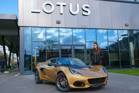 Elisa Artiolio mit einer modernen Lotus Elise
