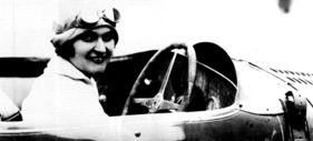 Elisabeth Junek am Lenkrad eines ihrer geliebten Bugattis