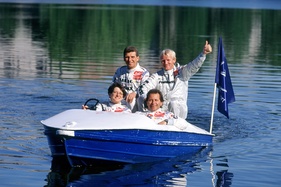 Ellen Lohr, Klaus Ludwig, Roland Asch und Kurt Thiim in einem Boot auf dem Dutzendteich am Norisring (1994)