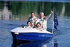 Ellen Lohr, Klaus Ludwig, Roland Asch und Kurt Thiim in einem Boot auf dem Dutzendteich am Norisring (1994)