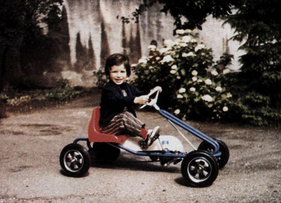 Ellen Lohr als Kind in einem Kettcar Ellen Lohr als Kind in einem Kettcar