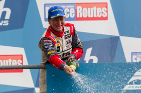 Ellen Lohr feiert ihren Erfolg im Truck-Racing