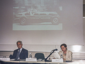 Elvira Ruocco zusammen mit dem ehemaligen Rennfahrer Andrea de Adamich