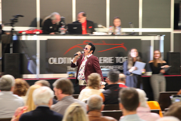 Elvis-Imitator im Schuss - Versteigerung der Oldtimer Galerie in Gstaad am 29. Dezember 2019