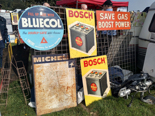 Bild: Emaileschilder für die heimische Garage – Beaulieu International Autojumble 2021