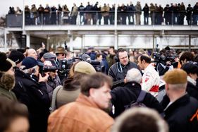 Emanuele Pirro wird interviewt - Goodwood Members Meeting 2016