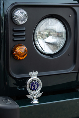 Emblem der Queen am Land Rover Defender 130 ‘Jumbo’ – an der Goodwood Revival Parade