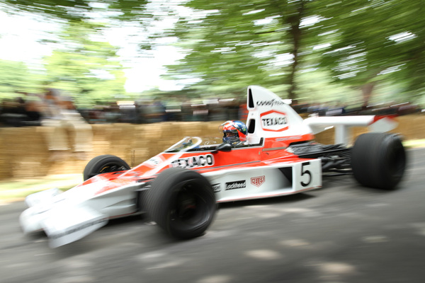 Bild Emerson Fittipaldi in einem McLaren M23 mit hohen Lufthutzen