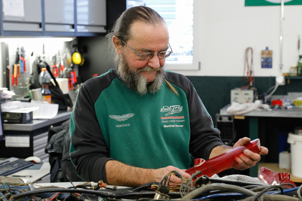Bild: Emil-Frey-Classics-Spezialist Manfred Horner ist für die Elektrik des Dodge Kingsway zuständig