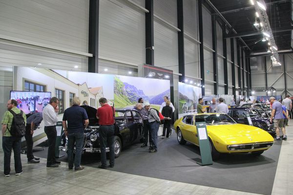 Emil Frey Classics zeigte neben britischen Fahrzeugen auch einen gelben Maserati Ghibli - Swiss Classic World Luzern 2018