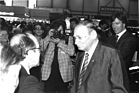 Emil Frey liess es sich nicht nehmen, den Genfer Automobilsalon 1985 persönlich zu besuchen, rechts steht Bernhard Russi