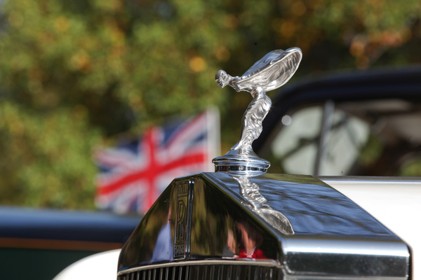 Emily auf dem Kühler eines Rolls-Royce vor dem Union Jack - Eindrücke vom Swiss Classic British Car Meeting Morges am 4. Oktober 2014