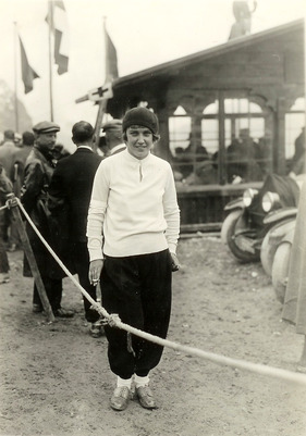 Emma Mnz vor dem Pressecalet auf dem Klausenpass - sie ist schnell, aber bescheidener als Hellé Nice Emma Mnz vor dem Pressecalet auf dem Klausenpass - sie ist schnell, aber bescheidener als Hellé Nice