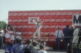 Bild Emotionen pur - Jockel Winkelhock feiert seinen Norisring-Sieg 1992