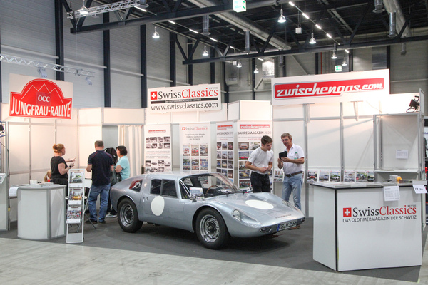 Emsiger Betrieb auf dem Stand von zwischengas - im Zentrum steht der Dättwyler-Porsche, der in Zürich gebaut wurde - Swiss Classic World Luzern 2021