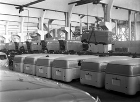 Ende 1950 sind bereits 8001 Transporter gebaut. Die Nachfrage ist riesig, zumal er für Handwerker und Händler mit Preisen ab 5.850 D-Mark erschwinglich ist.