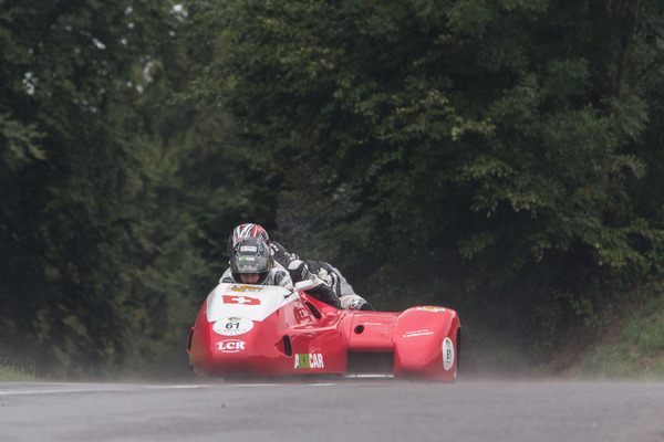Endlich begann die Strecke ihre Nässe mit Dampf abzutrocknen.