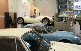 Eng bepackter Stand eines Porsche-Händlers - gesehen an der Techno Classica 2016