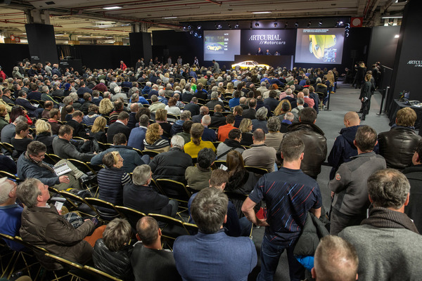 Eng zusammengepfercht sassen die über 2000 Besucher der Versteigerung - Artcurial Rétromobile Versteigerung 2018