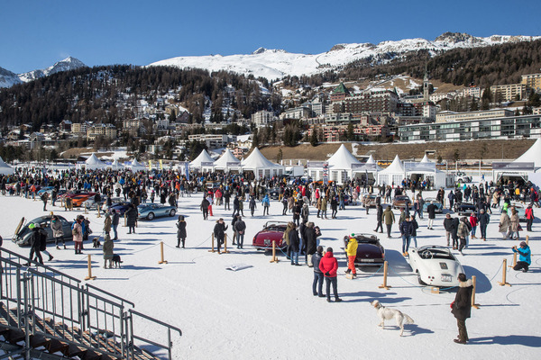 Bild: Enge für die Autos in den Pausen - The I.C.E. St. Moritz 2022