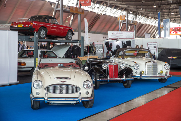 Image: English and German convertibles in Hall 3: Who can spot the small discrepancy in the MG TD? - Retro Classics 2022