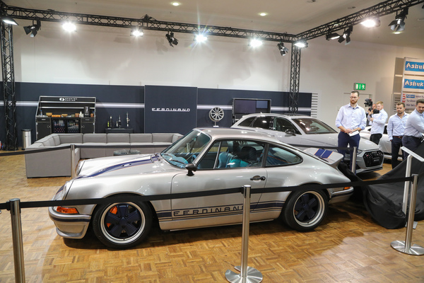 Bild: Entblätterung des Sportec Classic Porsche Ferdindand - Auto Zürich und Auto Zürich Classic 2022