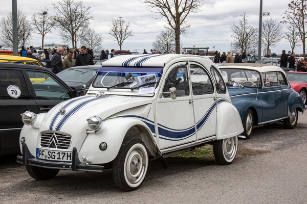 "Ente" mit reichlich Anbauteilen – Retro Saisonauftakt 2025
