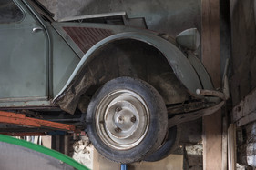 Enten im Winter- oder gar Dornröschenschlag - Citroën 2CV 4x4 Sahara