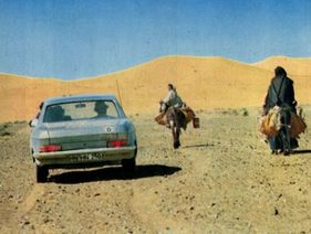 Astonished looks from the sons of the desert - surely no production sedan has ever driven on this beaten track - NSU RO 80 versus Citroën DS 21 in the hobby super test in Africa