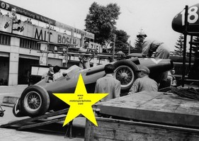 Entladen eines Maserati 250F am Nürburgring im Jahr 1957