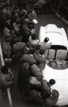 Enzmann 506 (1957) - Andrang auf dem Enzmann-Stand auf der IAA 1957