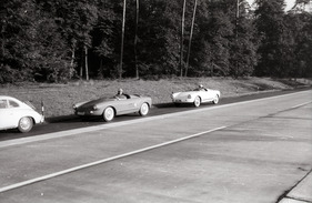 Enzmann 506 (1957) - Fahrt nach Frankfurt zur IAA 1957, der rote Enzmann wurde von einem Journalisten gefahren, der weisse war das Ausstellungsfahrzeug