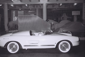 Enzmann 506 (1957) - Silhouetten-Sicht des Kunststoff-Sportwagens auf dem Stand der IAA 1957 Enzmann 506 (1957) - Silhouetten-Sicht des Kunststoff-Sportwagens auf dem Stand der IAA 1957