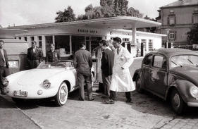 Enzmann 506 (1957) - beim Auftanken auf der Fahrt zur IAA 1957, auch unterwegs zog der Schweizer Sportwagen die Aufmerksamkeit auf sich
