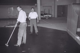 Enzmann 506 (1957) - der Stand wird für den Auftritt des Enzmann vorbereitet, die Gebrüder Enzmann schwärzen den Boden ein