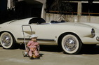 Enzmann 506 (1960) - ein Enzmann mit kunstvollen Raddeckeln und Weisswandreifen, plus Kleinkind