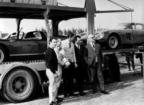 Enzo Ferrari mit den Piloten Scarfiotti, Parkes, Surtees und Vaccarella auf dem Flugplatz von Modena während eines Trainings (1964)
