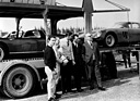 Enzo Ferrari mit den Piloten Scarfiotti, Parkes, Surtees und Vaccarella auf dem Flugplatz von Modena während eines Trainings (1964)