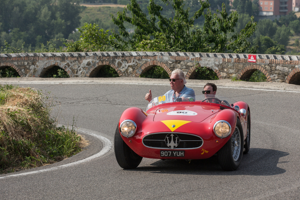 Er geniesst die Fahrt aus der Vogelperspektive, …