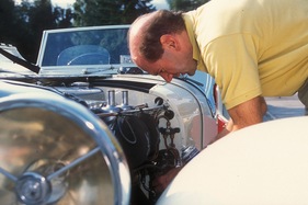 Er ist nicht nur verantwortlich für die schnellsten F1 Rennwagen der Zeit, sondern schraubt auch gerne selbst an seinen eigenen Autos - Red Bull Chefdesigner Adrian Newey